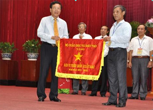 Giáo sư Phạm Vũ Luận - UVTW Đảng, Bộ trưởng Bộ GD&ĐT trao Cờ tiểu biểu xuất sắc dẫn đầu năm học 2011-2012 cho Sở GD&ĐT Hòa Bình.