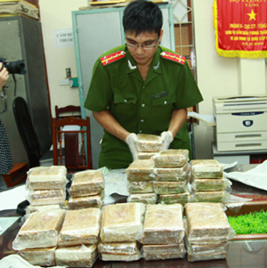 Tang vật chuyên án bắt 3 đối tượng người nước ngoài vận chuyển 60 bánh Heroin vào Việt Nam tiêu thụ bị lực lượng chức năng bắt giữ ngày 5/8.