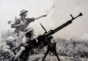 Chiến sĩ đại đội 121 (Lương Sơn) trên trận địa pháo cao xạ phòng không bắn máy bay địch xâm phạm vùng trời Hòa Bình. ảnh: T.L