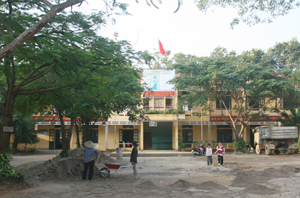Trường TH Kim Đồng (TT Đà Bắc) đang hoàn thiện cơ sở vật chất trường học để chuẩn bị cho năm học mới.