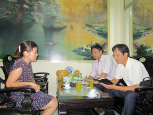 Phóng viên Báo Hòa Bình và Đài PT-TH tỉnh làm việc với phóng viên Vũ Thu Hà.