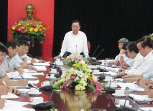 Đồng chí Bùi Văn Tỉnh, UVT.Ư Đảng, Chủ tịch UBND tỉnh phát biểu kết luận buổi làm việc với lãnh đạo huyện Lạc Sơn.
