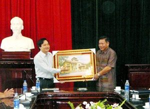 Phó Giáo sư, Tiến sĩ Phùng Xuân Nhạ, Phó Giám đốc DHQG tặng tỉnh ủy bức tranh đầy ý nghĩa về ngôi trường giàu truyền thống.