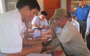 Bác sĩ của chi đoàn Bệnh viện đa khoa khám bệnh cho người cao tuổi xã Văn Nghĩa.