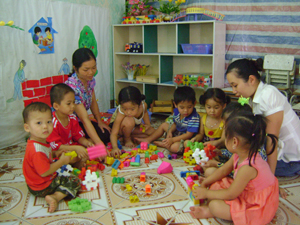 Nhiều năm qua, xã Thu Phong (Cao Phong) huy động 100% trẻ em ra lớp đúng độ tuổi. Ảnh: Cô và trò trường mầm non xã Thu Phong trong giờ học nhận biết đồ vật xung quanh.