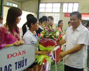 Đồng chí Hoàng Việt Cường, Bí Thư Tỉnh ủy trao hoa và cờ lưu niệm cho các đoàn VĐV tham gia giải.