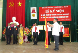 Thừa ủy quyền của Chủ tịch nước, Đồng chí Hoàng Việt Cường, Bí thư Tỉnh uỷ gắn Huân chương Lao động hạng nhất lên lá cờ truyền thống của nhà trường.