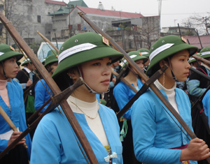 Nữ dân quân du kích phường Thái Bình (thành phố Hòa Bình) tham gia huấn luyện dân quân tự vệ năm 2012.