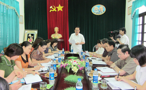Đồng chí Đinh Duy Sơn, Phó Chủ tịch HĐND tỉnh kiểm tra thực hiện QCDC tại Hội LHPN tỉnh.
