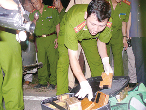 Thượng tá Nguyễn Ngọc Quang cùng đồng đội, phá chuyên án vận chuyển 120 bánh hêrôin (ngày 5/8/2012).
