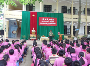 Ông Tạ Duy Sản, CCB phường Tân Thịnh (TPHB) nói chuyện truyền thống với học sinh trường tiểu học Trần Quốc Toản.