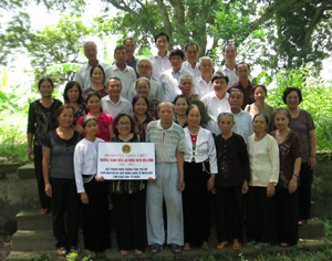 Đoàn cựu giáo chức TNLĐ-XHCN chụp ảnh lưu niệm với cán bộ, giáo viên và nhân dân tại Rừng nhãn xóm Trường Yên, xã Yên Mông (TPHB)