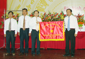 Báo Bắc Ninh đón nhận cờ thi đua xuất sắc năm 2011 do UBND tỉnh trao tặng nhân kỷ niệm 50 năm ngày truyền thống.