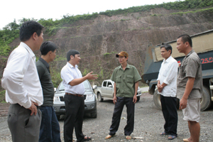Những hộ dân ủng hộ công tác GPMB triển khai xử lý sạt lở điểm tiếp giáp giữa xã Phú Cường và Phong Phú ( Tân Lạc).

