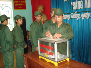 Lực lượng DQTV xã Mường Tuổng (Đà Bắc)  tham gia quyên góp ủng hộ quỹ “Đền ơn - đáp nghĩa”.