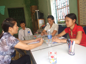 Cán bộ chuyên trách dân số xã Mai Hịch (Mai Châu) báo cáo kết quả thực hiện nhiệm vụ 6 tháng đầu năm 2012 với đoàn kiểm tra Chi cục DS/KHHGĐ.