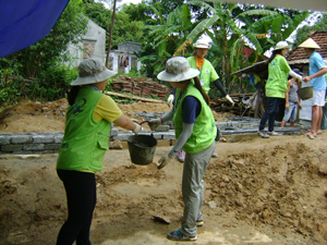 Sinh viên Hàn Quốc tham gia hoạt động tình nguyện tại xóm Tình, xã Tu Lý, huyện Đà Bắc.