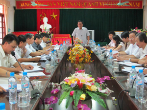 Đồng chí Đinh Duy Sơn, Phó chủ tịch HĐND tỉnh kiểm tra thực hiện QCDC tại Sở Xây dựng.