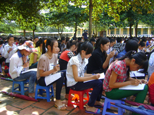 Học sinh trường THPT Đoàn Kết (xã Đông Lai – Tân Lạc) điền phiếu thăm dò.