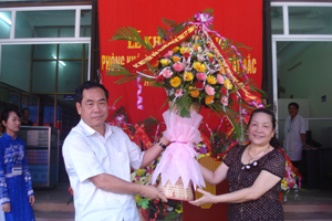 Đồng chí Nguyễn Văn Quang, Phó Bí thư TT Tỉnh ủy, Chủ tịch HĐND tỉnh tặng hoa chúc mừng khai trương phòng khám.