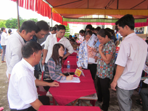 Người lao động huyện Cao Phong đăng ký việc làm với doanh nghiệp tại sàn giao dịch.