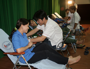 Đoàn viên thanh niên thành phố Hòa Bình tham gia hiến máu tình nguyện.