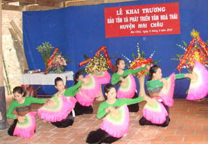 Lời ca, điệu múa dân tộc Thái được lớp trẻ ở Chiềng Châu (Mai Châu) trân trọng lưu giữ.
