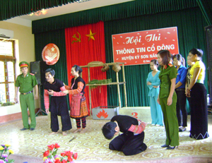 Tiểu phẩm “Chỉ tại cái ma túy” của đơn vị thị trấn Kỳ Sơn để lại nhiều ấn tượng cho khán giả.