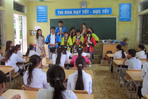 Đoàn giáo viên Nhật Bản giáo lưu với học sinh trường THCS Bình Thanh.