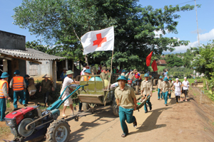 Lực lượng quân, dân, y diễn tập cứu hộ tại khu vực bờ xuối xóm Mu.