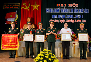 Trung tướng Phạm Quang Hợi, Tư lệnh Quân khu 3 trao cờ thi đua xuất sắc và bằng khen của Quân khu 3 cho các tập thể và cá nhân có thành tích trong phong trào TĐQT LLVT tỉnh.