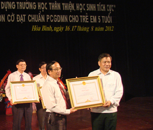 Được sự ủy quyền của Thủ tướng Chính phủ, đồng chí Hoàng Việt Cường, Bí thư Tỉnh ủy trao bằng khen của Thủ tướng Chính phủ cho các cá nhân của ngành có nhiều đóng góp cho sự nghiệp GD&ĐT của tỉnh.

