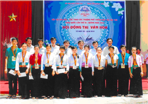 Thầy và trò trường PT DTNT tỉnh tại hội thi VH-TT các trường PT DTNT toàn quốc lần thứ VI tại Quảng Ngãi.