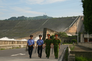 Lực lượng bảo vệ Công ty thuỷ điện Hoà Bình phối hợp với lực lượng cảnh sát bảo vệ luôn tuần tra, đảm bảo an toàn cho Nhà máy Thuỷ điện Hoà Bình.