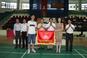 Ban tổ chức giải thể thao tuổi trẻ báo Đảng 4 tỉnh năm 2012 tại Yên Bái trao cờ luân lưu tổ chức giải năm 2013 cho Chi đoàn thanh niên Báo Phú Thọ.

