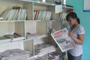Điểm bưu điện văn hóa xã Định Cư có nhiều tài liệu, sách báo phục vụ nhân dân trên địa bàn.