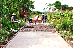 Nông dân xóm Khang Mời, xã Yên Mông (TPHB) đóng góp ngày công, vật liệu làm đường GTNT theo tiêu chí NTM.