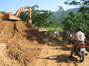 Khắc phục sạt lở đất tại đoạn đường thuộc địa bàn xã Tân Pheo.