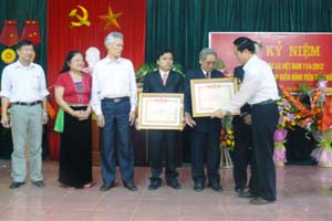 Công tác thi đua khen thưởng là một trong những nhiệm vụ trọng tâm của Liên minh HTX tỉnh. 
Ảnh: Lãnh đạo Liên minh HTX Việt Nam tặng bằng khen cho những HTX điển hình tiên tiến của tỉnh.