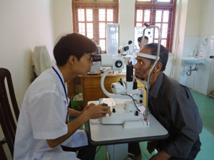 Bác sĩ Trung tâm Phòng - chống bệnh xã hội tỉnh đo thị lực mắt cho người bệnh.