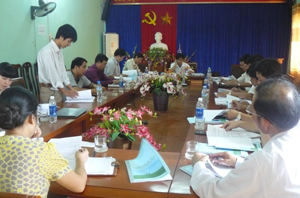 Đại diện đơn vị tư vấn trình bày tóm tắt nội dung đồ án quy hoạch NTM 4 xã Cao Dương, Cao Thắng, Thanh Lương, Hợp Châu tại hội nghị.