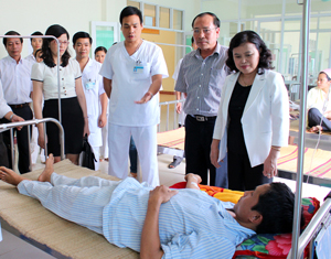 Thứ trưởng Bộ Y tế Nguyễn Thị Xuyên thăm Bệnh viện ĐK huyện Tân Lạc.
