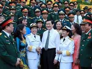 Chủ tịch nước Trương Tấn Sang với các gương điển hình
 
