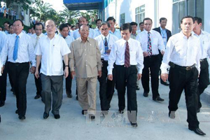 Chủ tịch Quốc hội Nguyễn Sinh Hùng và Chủ tịch Quốc hội Vương quốc Campuchia Heng Samrin đến thăm Công ty cổ phần VRG Khải Hoàn (thuộc Tập đoàn Cao su Việt Nam)
 tại huyện Bến Cát, tỉnh Bình Dương. Ảnh: TTXN