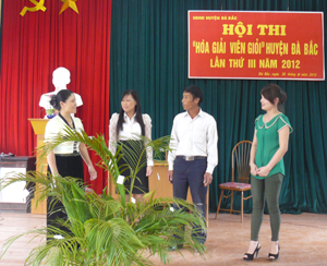 Phần thi năng khiếu với tiểu phẩm “Chuyện nhà anh Hoàng” của hòa giải viên Đinh Thị Hoan, thị trấn Đà Bắc – thí sinh đoạt giải  nhất hội thi.