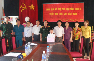 Ban CHQS huyện Kỳ Sơn trao quà hỗ trợ cho học sinh nghèo vượt khó học giỏi năm 2012.