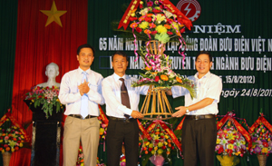 Đồng chí Bùi Văn Cửu, Phó Chủ tịch Thường trực UBND tỉnh tặng lẵng hoa chúc mừng Công đoàn ngành Bưu chính - Viễn thông Hòa Bình.