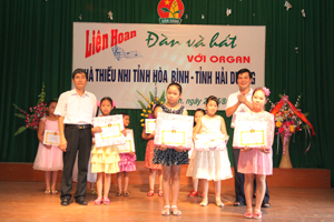 Ban tổ chức trao giải cho các thí sinh xuất sắc đạt giải.