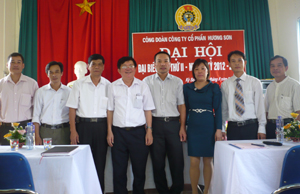 Ban Chấp hành Công đoàn Công ty Cổ phần Hương Sơn khoá II, nhiệm kỳ 2012-2015 ra mắt Đại hội.