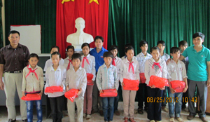 Đại diện Chi đoàn Sở NN&PTNT và lãnh đạo UBND xã Tân Mai trao quà cho các em học sinh nghèo vượt khó.